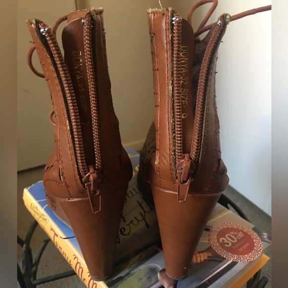 🚨 5/$20 Adorable lace up wedge sandal booties - Picture 7 of 10